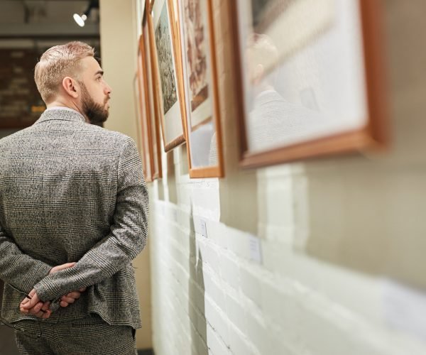 man-enjoying-the-modern-art.jpg man-enjoying-the-modern-art.jpg